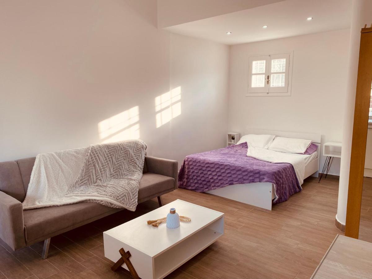 Louvros Luxury Suites Dassia  Bagian luar foto