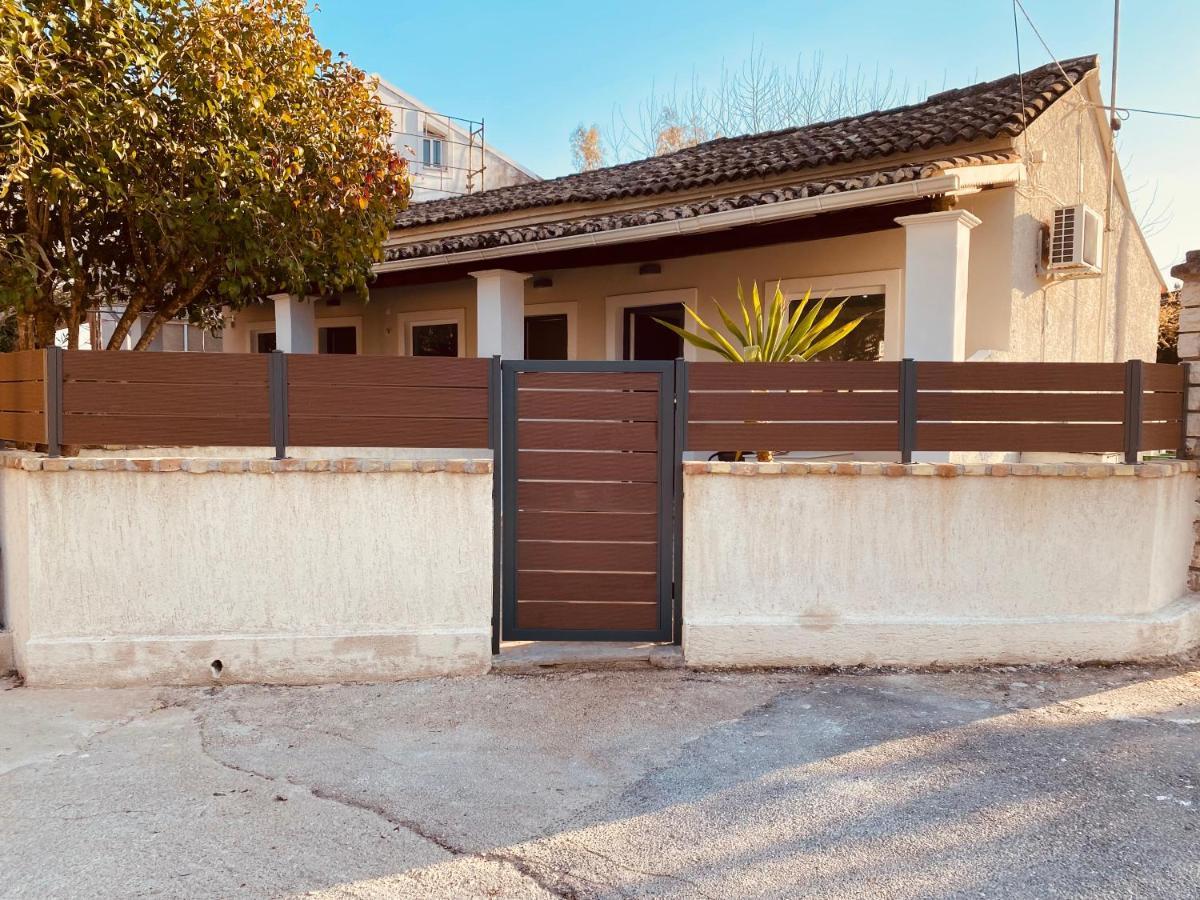 Louvros Luxury Suites Dassia  Bagian luar foto